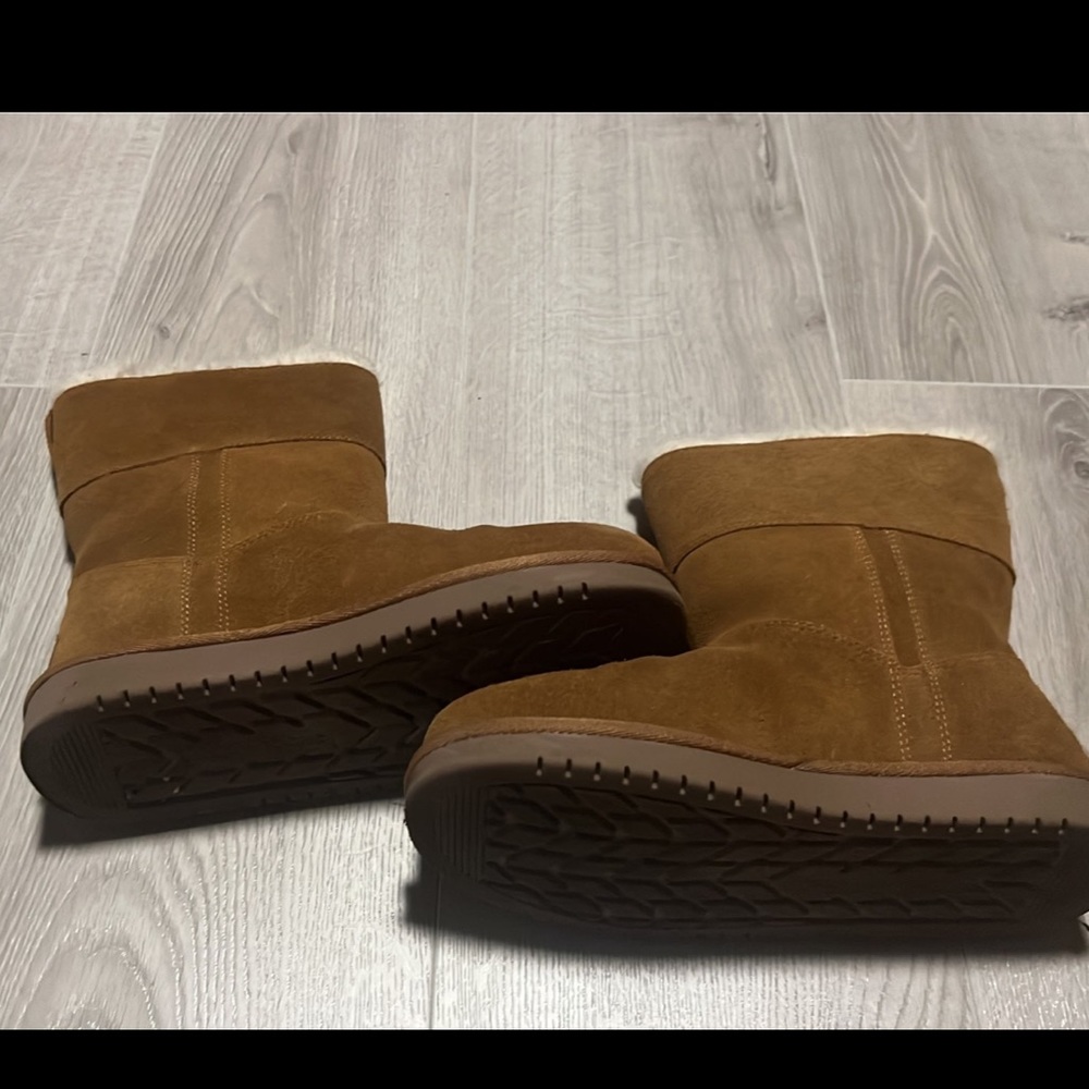 member of the UGG brand family, Koolaburra. Size 3.